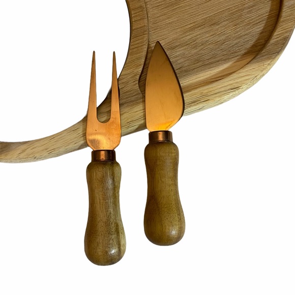 Small Cheese Board with Copper Plate Utensils - Picture 2 of 4